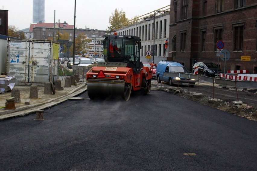 Wrocław: Drogowcy układają asfalt na Podwalu. Wkrótce zmiana organizacji ruchu (ZDJĘCIA)