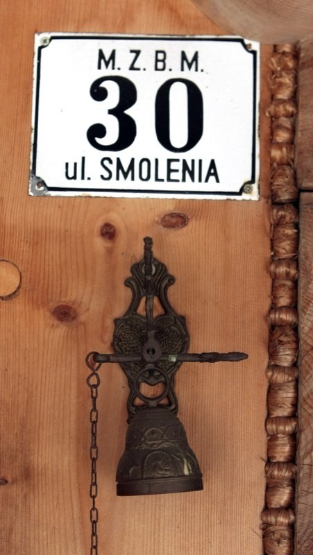 Na góralskiej chacie tabliczka: "ul. Smolenia 30". To żart, bo w Baranówku pod Mosiną nie ma ulic