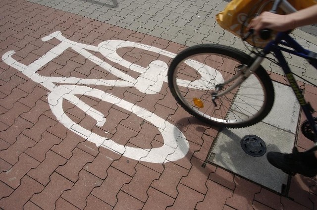 Jazda ścieżkami rowerowymi w Poznaniu nie należy do komfortowych.