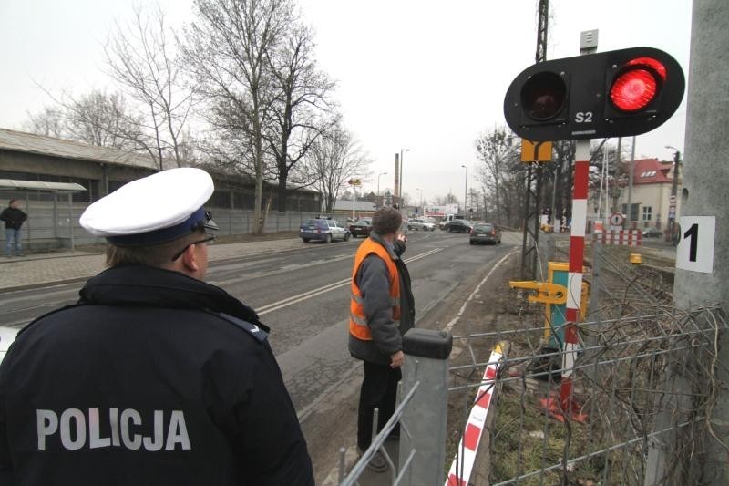 Wrocław: Zamykający się szlaban uszkodził bmw. Kierowca dostał mandat (ZDJĘCIA)