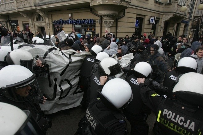 Zadyma w Katowicach: Sześć osób odpowie za napaść na policjantów podczas marszu