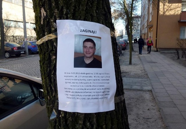 Plakaty z apelem o pomoc w poszukiwaniach zawisły na poznańskich ulicach