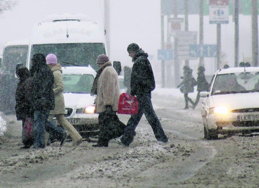 Kierowcy i piesi walczą z zimą