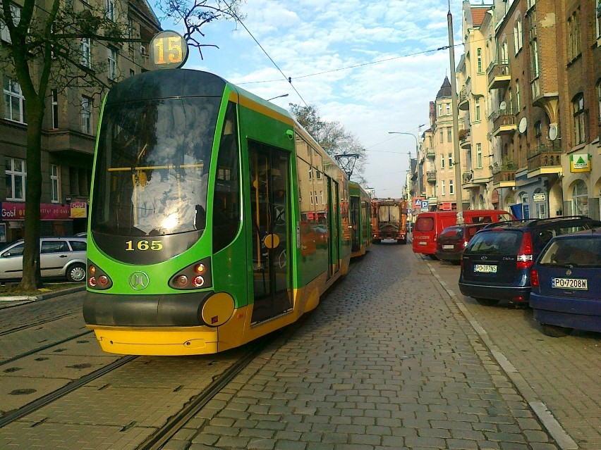 Śmieciarki blokują przejeżdżające tramwaje