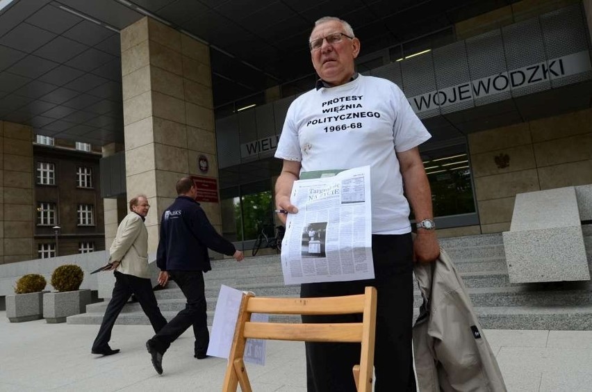 Poznań: Jednoosobowy protest przed Urzędem Wojewódzkim