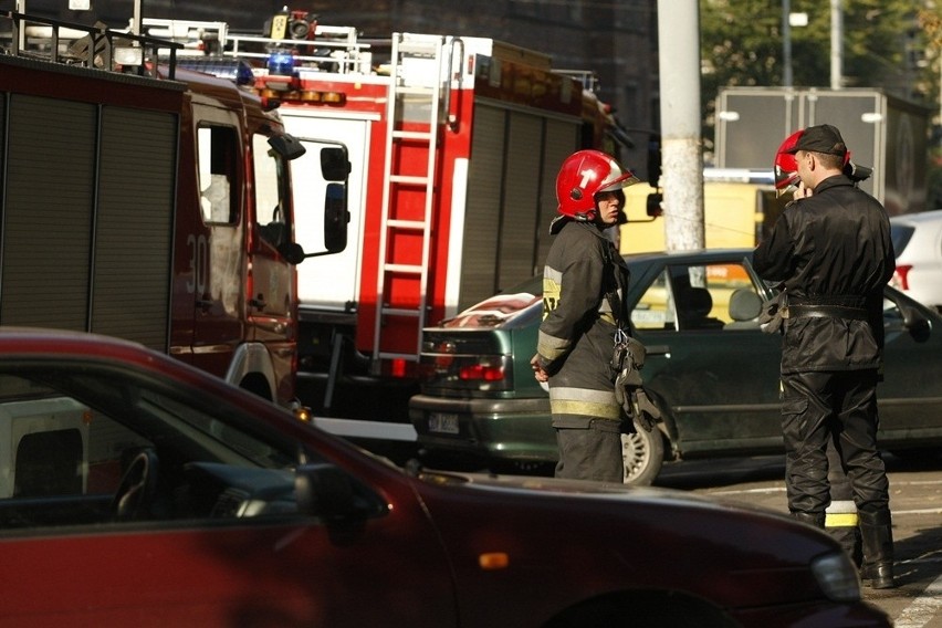 Wrocław: Ewakuacja sądu, utrudnienia na Podwalu (ZDJĘCIA)