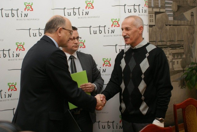 Zbigniew Kamiński (z prawej) odebrał gratulacje od prezydenta Lublina.