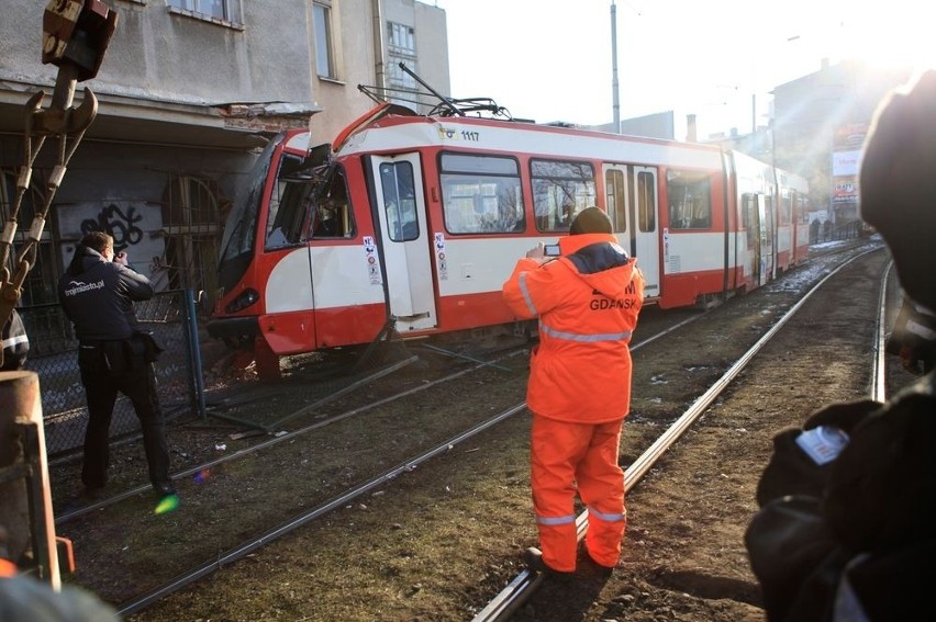 Tramwaj wbił się w ścianę budynku przy ul. Jana z Kolna w Gdańsku