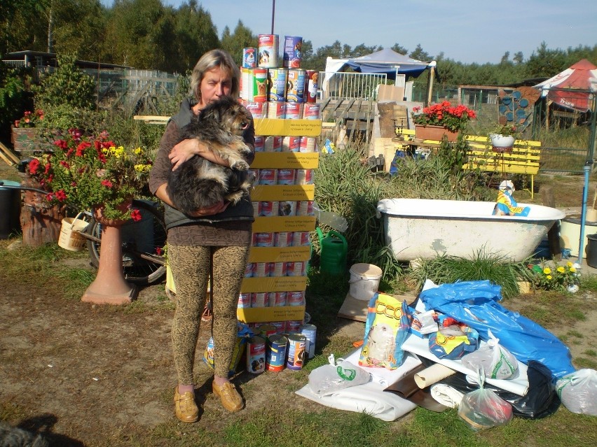 Renata Olszewska z Pyzą i świeżą karmą dla 153 psów