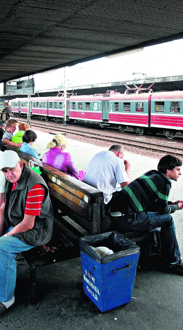 Pasażerów czeka następna przeprawa z kolejami