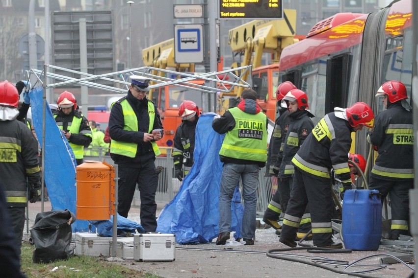 Wrocław: Autobus staranował przystanek na pl. Jana Pawła II. Jedna osoba nie żyje (ZDJĘCIA, FILM)