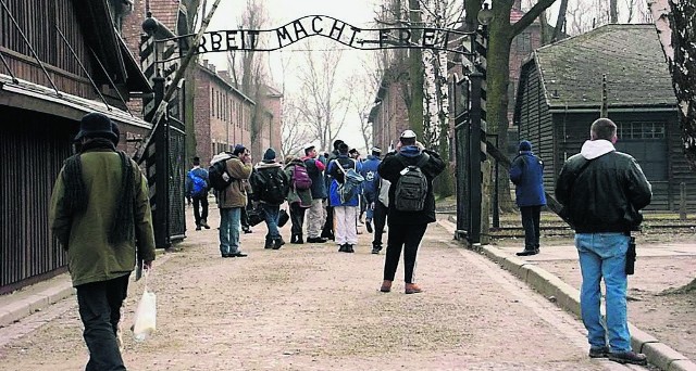 Tablica znikła dwa dni po tym, jak rząd Niemiec zdecydował o pomocy finansowej dla Auschwitz