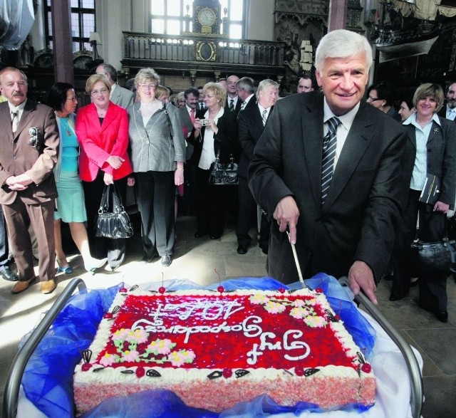 Podczas ubiegłorocznej gali tort z okazji 10-lecia konkursu kroił marszałek Jan Kozłowski