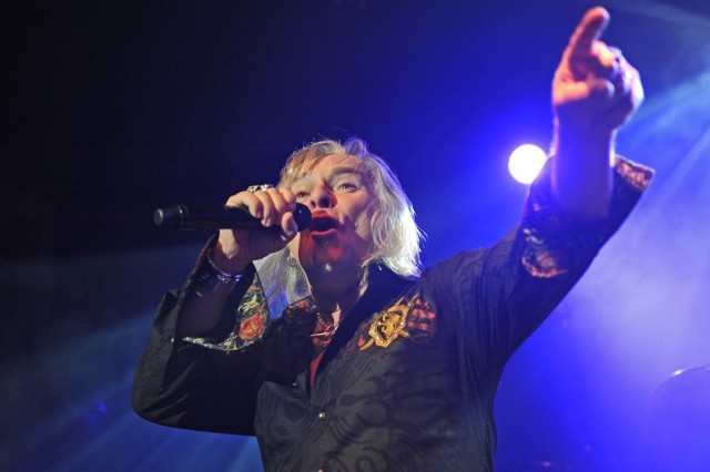 Wokalista Uriah Heep Bernie Shaw podczas koncertu w Eskulapie