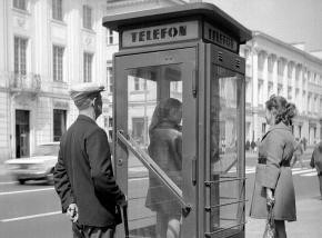 Z takiej budki telefonicznej do innego miasta zazwyczaj dodzwonić się nie dało. I trzeba było szukać poczty