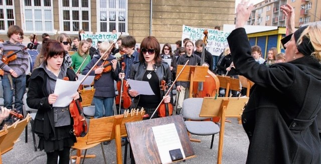 Uczniowie Zespołu Szkół Muzycznych przy ulicy Głogowskiej koncertowo protestowali przeciwko podnoszeniu czynszu