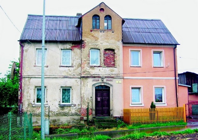 Jedna strona budynku  wyremontowana, a druga w opłakanym stanie