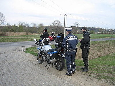 Nielegalne wyścigi w Bukowie. Skontrolowano 42 pojazdy [ZDJĘCIA]