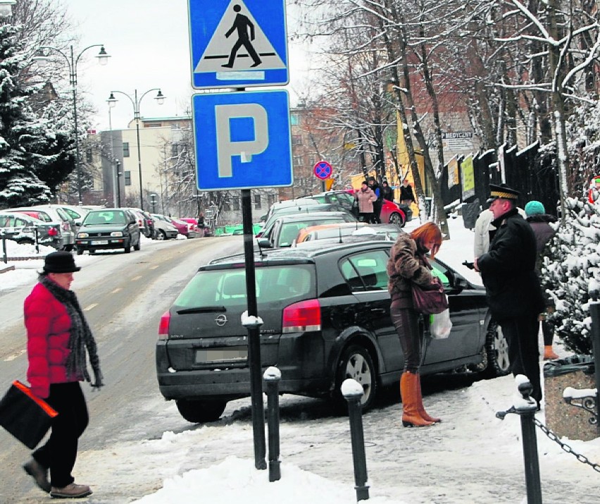 Na ul. Bylicy mało, że auta tarasują chodnik, to często...