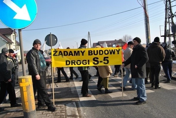 Protestujący chodzili po przejściu dla pieszych