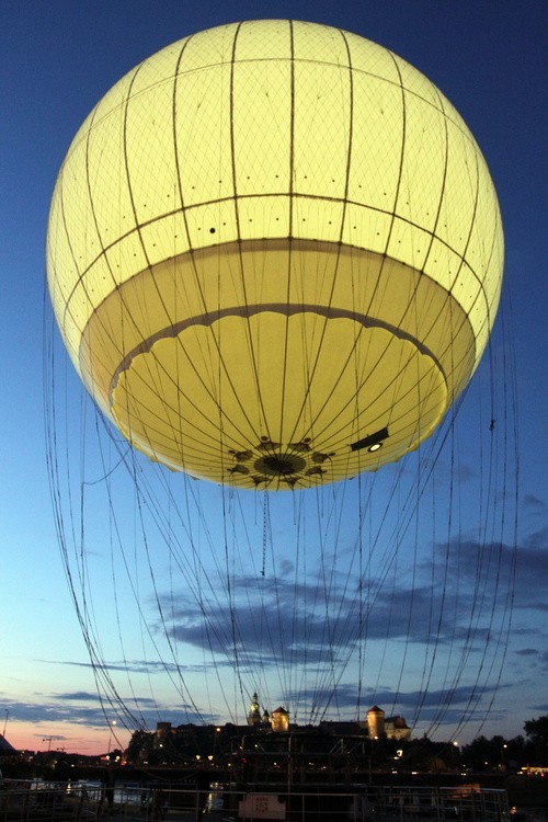 Balon jest atrakcją wiślanych bulwarów