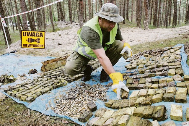 Wczoraj i przedwczoraj pracownicy firmy Explosive zabezpieczali odkopany arsenał