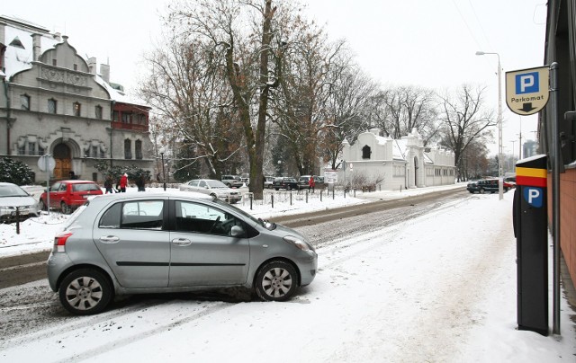 Tłoku na płatnym parkingu przed rektoratem PŁ nie ma...