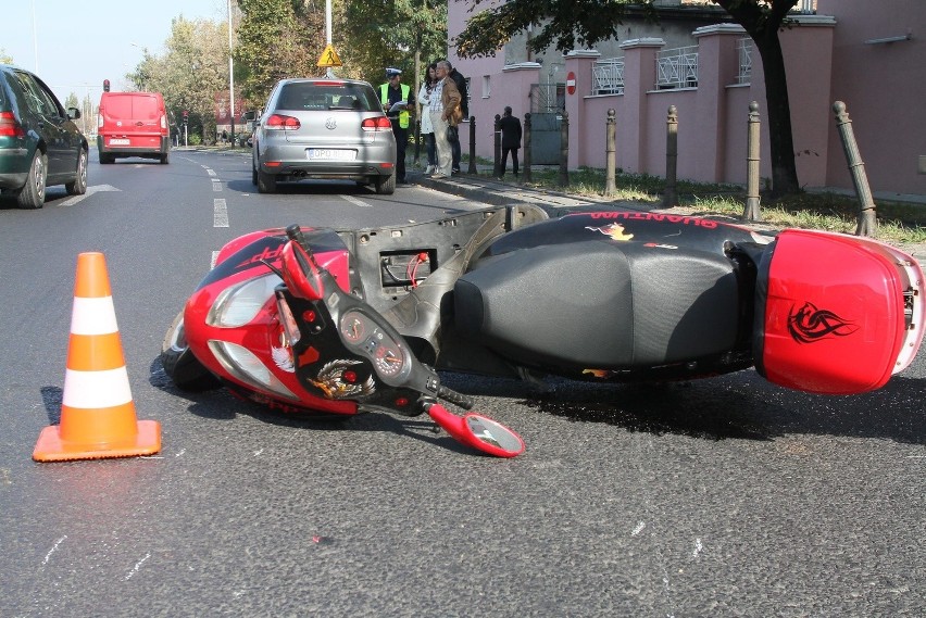 62-letni mężczyzna kierujący skuterem został ranny w wypadku...