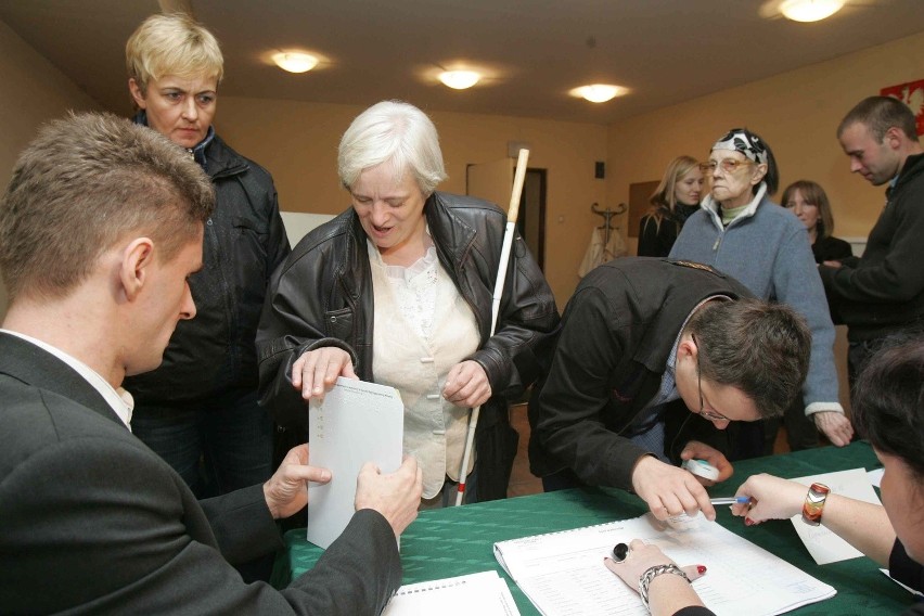 Pani Ferdynus głosowała przy pomocy nakładki alfabetu...