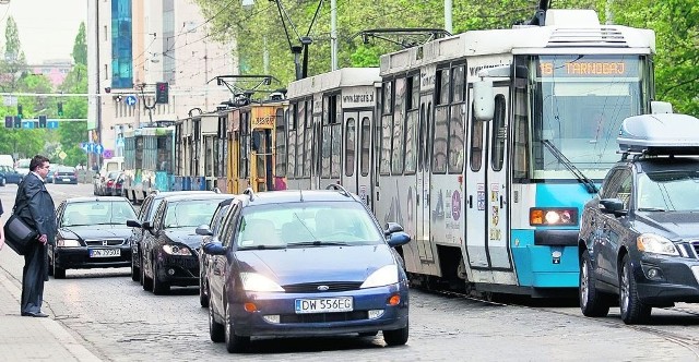 Każdego dnia, nawet poza komunikacyjnym szczytem, na Podwalu w obu kierunkach ustawia się długi sznur tramwajów