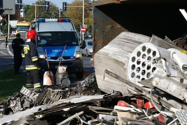 Ciężarówka przewożąca złom przewróciła się na Warszawskiej i blokowała ruch