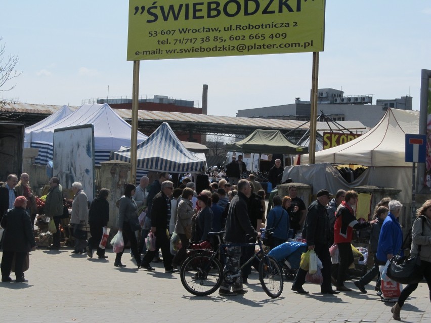 Wrocław: Słoneczną niedzielę mieszkańcy spędzają na targowisku (ZDJĘCIA)