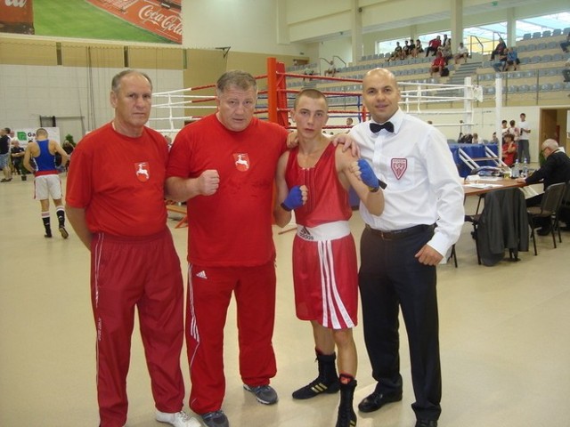 Adrian Kowal (Olimp Lublin) walczył w kategorii 54 kg. Drugi od lewej - Andrzej Głąb, szkoleniowiec lubelskiego pięściarza