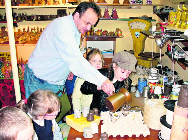 Siedmiolatki z wprawą zabrały się do robienia świec