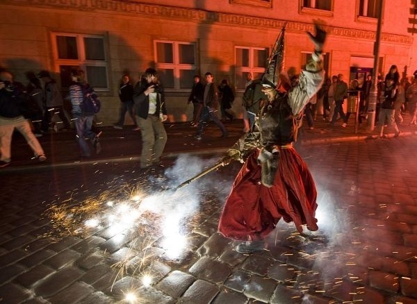 Szaleni piromani z Karnavires poruszali się bardzo szybko, toteż trawniki na Alejach Marcinkowskiego po nocnych paradach zapewne w zbyt dobrym stanie nie przetrwały...