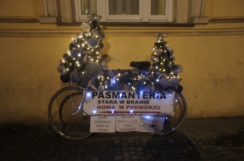Świąteczne ozdoby świecą się już na ulicach Poznania.