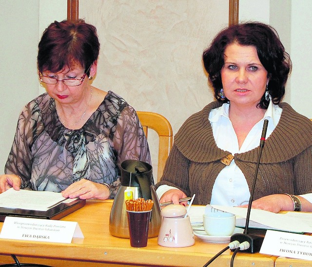 Ewa Dąbska i Iwona Tyburska w czasie sesji rady