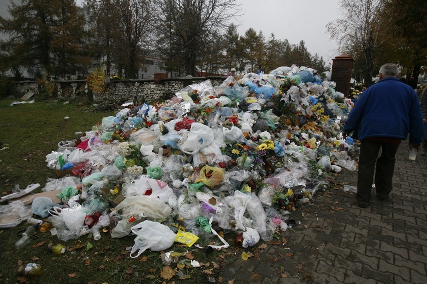 Śmieci na cmentarzu w Sosnowcu-Milowicach