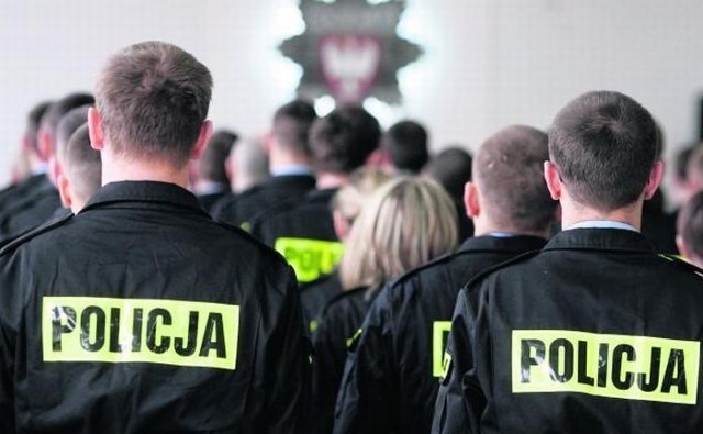 Policjanci są powołani, aby strzec prawa, to wpaja się już młodym rekrutom. Niestety, także w szeregach policji znajdują się czarne owce