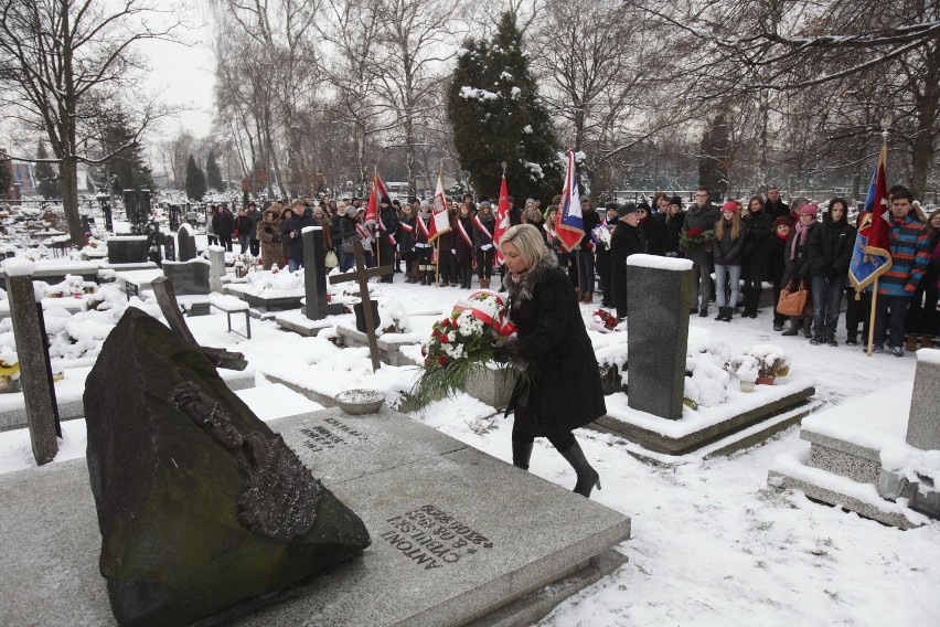 46. rocznica śmierci Cybulskiego. Tłumy przy jego grobie w Katowicach [ZDJĘCIA i WIDEO]