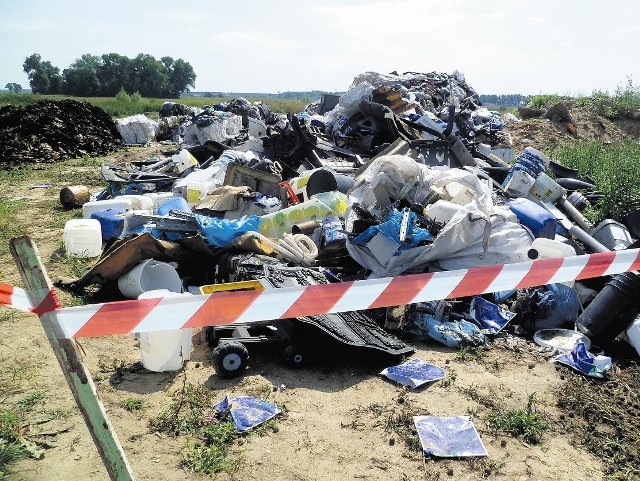 Kilkadziesiąt ton śmieci, w tym odpadów z garbarni zostało wyrzuconych na otwartym terenie