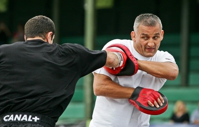 26.06.2011 WROCŁAW. PIKNIK OLIMPIJSKI NA PARTYNICACH. NA ZDJĘCIU WOJCIECH BARTNIK POLSKI OLIMPIJCZYK PROWADZI POKAZOWY TRENING.