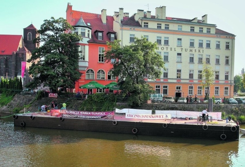 Wrocław: Przypłynęła barka, która zmieni się w restaurację