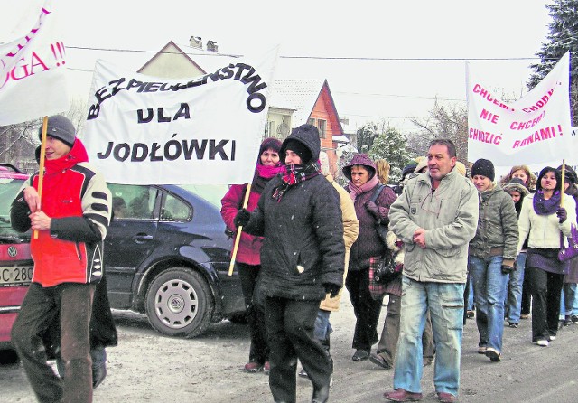 Rodzice w imieniu najmłodszych zaprotestowali. Tak jak zapowiedzieli wyszli na drogę