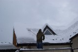 Groźne sople w Zakopanem. Strach każe odśnieżać dachy [ZDJĘCIA]