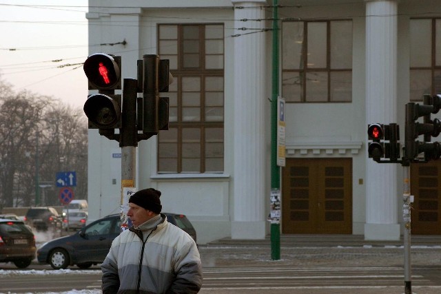 Na niektórych przejściach dla pieszych czekając na zielone światło, trzeba się wykazać anielską cierpliwością.