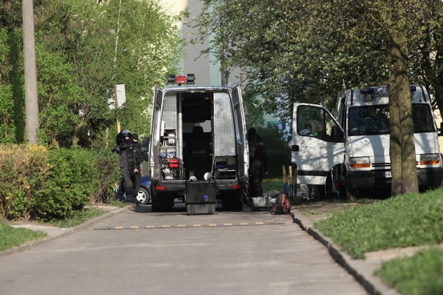 Po ósmej ewakuowani mieszkańcy bloków przy Rojnej w Łodzi usłyszeli wybuch. Nie wiedzieli, czy była to detonacja bomby znalezionej w jednym z bloków.