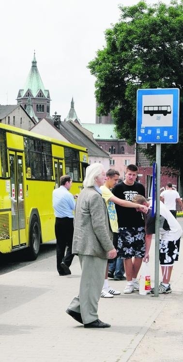 Widoczny z Rynku, kościół w Czeladzi stoi na wzniesieniu.