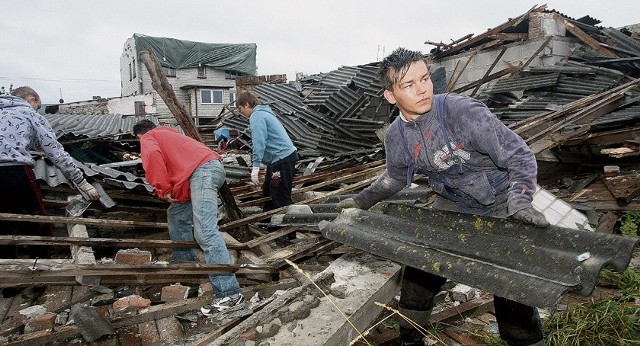 Zerwany dach z domu państwa Rawickich w Bujniczkach roztrzaskał budynki gospodarcze. Posesja była nieubezpieczona