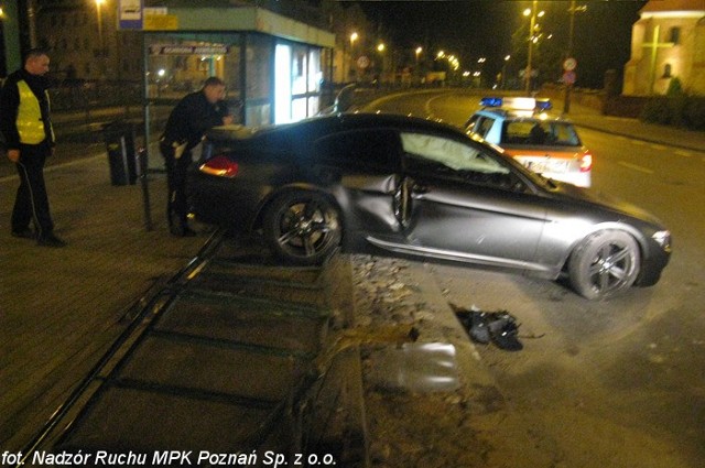 Pościg za czarnym BMW zakończył się na Śródce. Auto wjechało w przystanek